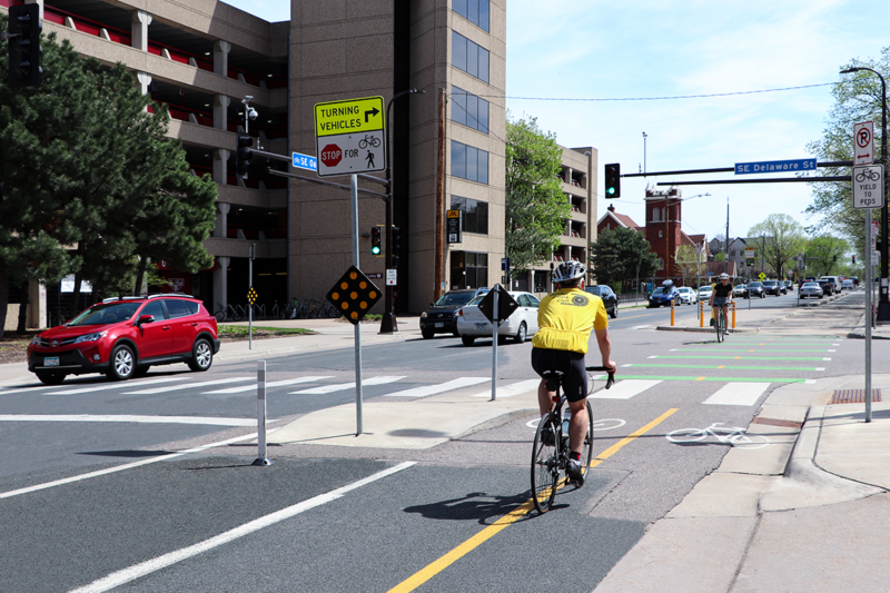 Oak Street, Minneapolis. Buffer bike lane designed by Alliant.